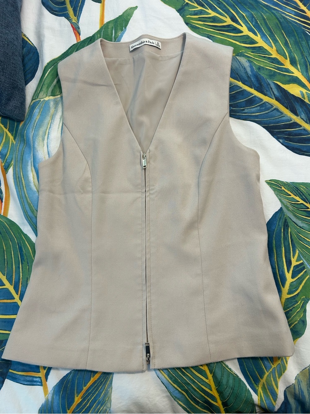 Abercrombie & Fitch Tailored Zip Vest - Picture 2 of 5